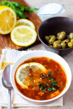 Solyanka Rus çorbası zeytin ve limon ile.