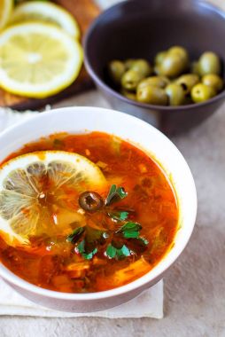 Solyanka Rus çorbası zeytin ve limon ile.