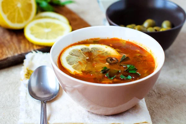 Soljanka Russische Suppe mit Oliven und Zitrone. — Stockfoto