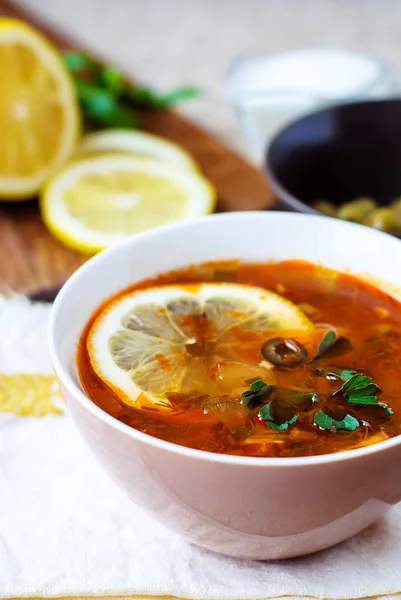 Soljanka Russische Suppe mit Oliven und Zitrone. — Stockfoto