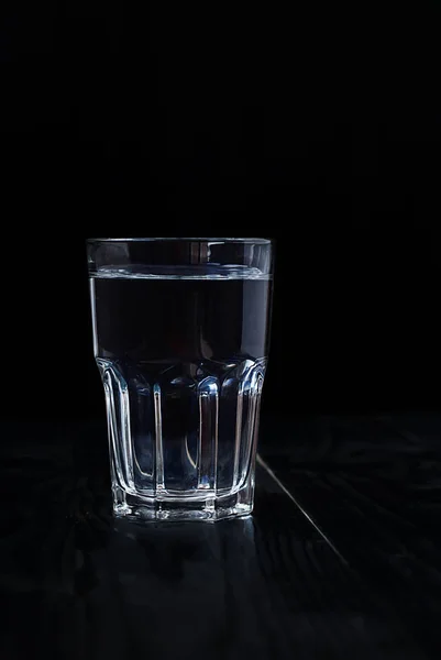 Juste un verre d'eau sur un fond noir . — Photo