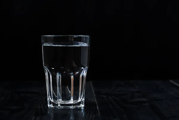 只是一杯水在黑色的背景. — 图库照片