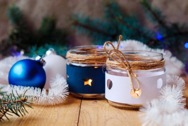 Noel ağacı süslemeleri ve Noel ağacı dalları ile Noel çelenk ile yılbaşı mumlar