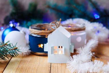 Noel ağacı süsleme ve bir beyaz mum ev ile yılbaşı mumlar. ve Noel çelenk ile Noel ağacı dalları