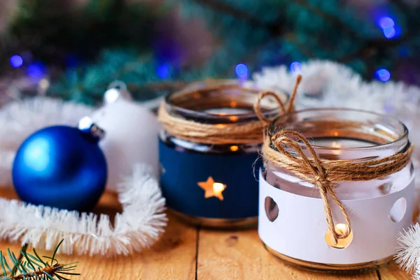 Velas de Año Nuevo con adornos de árbol de Navidad y ramas de árbol de Navidad con una guirnalda de Navidad — Foto de Stock