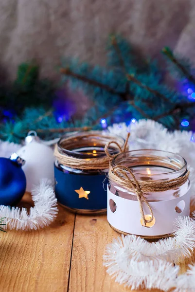 Velas de Año Nuevo con adornos de árbol de Navidad y ramas de árbol de Navidad con una guirnalda de Navidad —  Fotos de Stock