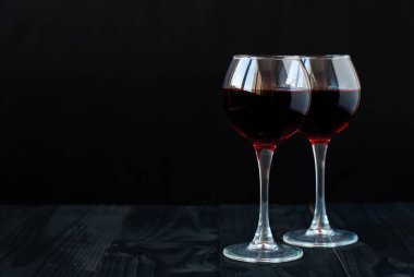 iki bardak kırmızı şarap siyah zemin