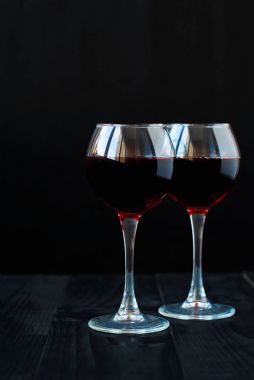 iki bardak kırmızı şarap siyah zemin