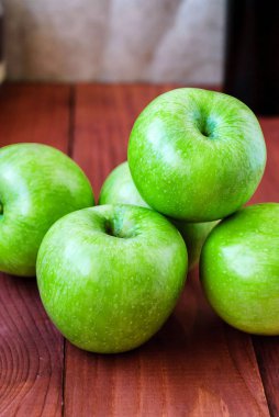 Simbirenkos yeşil elma ahşap bir masa üzerinde