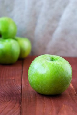 Simbirenkos yeşil elma ahşap bir masa üzerinde