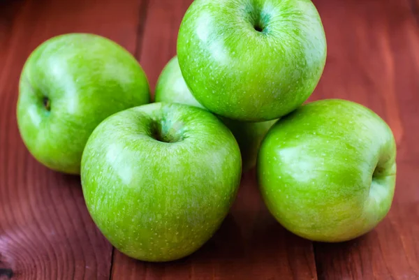 Pommes vertes Simbirenkos sur une table en bois — Photo