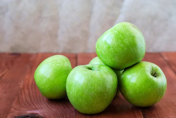 Pommes vertes Simbirenkos sur une table en bois — Photo