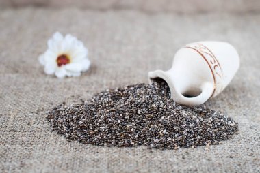 Dökülen chia tohumu keten masa örtüsü üzerinde