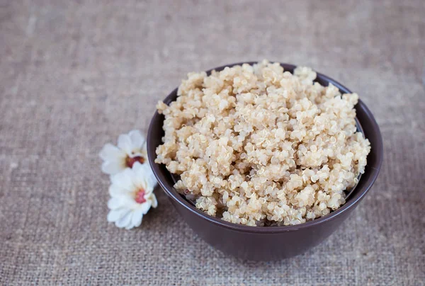 Keten masa örtüsü derin bir tabağa haşlanmış hububat quinoa