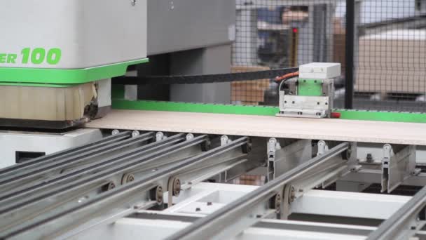 Современная деревообрабатывающая машина с ЧПУ на деревообрабатывающем и мебельном заводе — стоковое видео