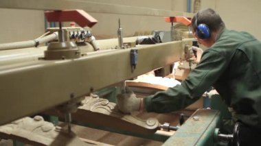 Ahşap ahşap işleme ve mobilya fabrikasında araçlarıyla el ile işleme