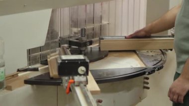 Ahşap ahşap işleme ve mobilya fabrikasında işleme için satır