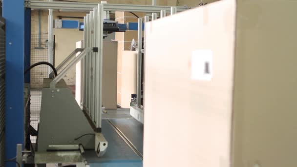 Линия для упаковки готовой мебели на деревообрабатывающем и мебельном заводе — стоковое видео
