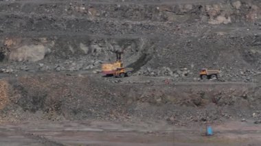 Ekskavatör ve taş ocağı incelemesi granit ağır kamyon