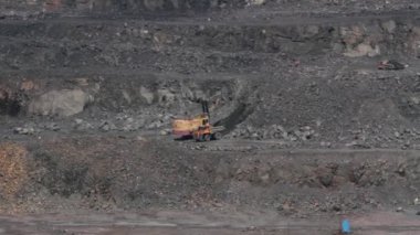 Ekskavatör ve taş ocağı incelemesi granit ağır kamyon