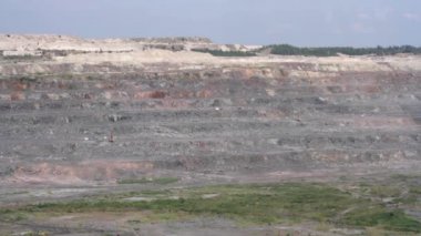 Ekskavatör ve taş ocağı incelemesi granit ağır kamyon