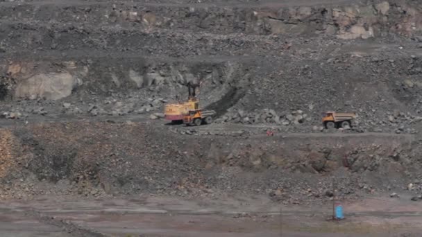 Escavadeiras e caminhões pesados no granito de mineração de pedreiras — Vídeo de Stock