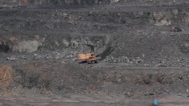 Excavatrices et camions lourds dans la carrière de granit minier — Video