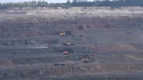 Excavadoras y camiones pesados en la cantera de granito minero — Vídeo de stock