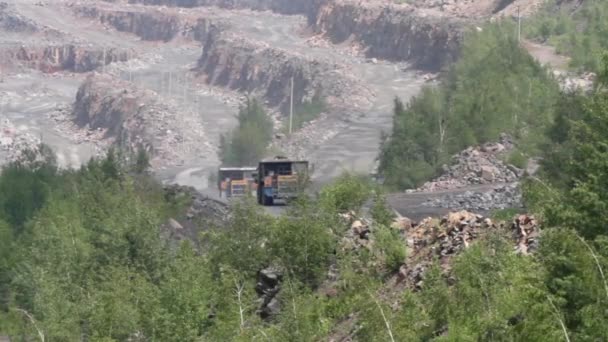 Bělorusko, Mikhashevichy: červen 2016: těžké nákladní automobily Belaz nést kámen z lomu těžbu žuly — Stock video