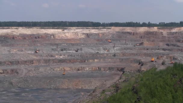 Excavadoras y camiones pesados en la cantera de granito minero — Vídeos de Stock