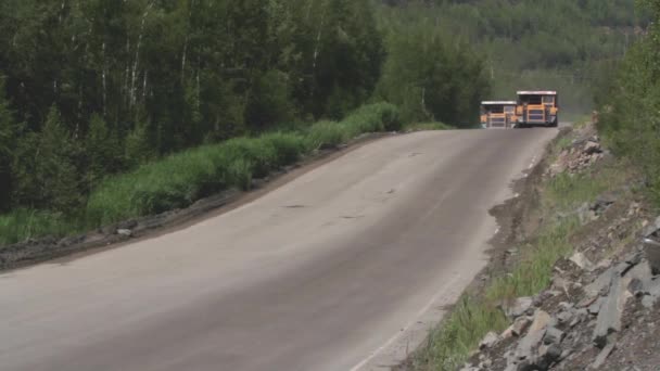 Belarus, Mikhashevichy: junho, 2016: caminhões pesados Belaz levar a pedra para fora do granito mineração pedreira — Vídeo de Stock
