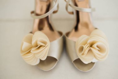 Gelinin ellerinde güzel ayakkabılar