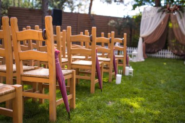 Güzel düğün töreni açık havada. T sandalye kürsüye dekore edilmiş