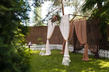 Güzel düğün töreni açık havada. T sandalye kürsüye dekore edilmiş