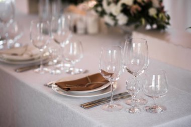 Düğün kutlamaları için çok güzel dekore edilmiş salon