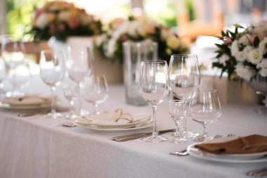 Düğün kutlamaları için çok güzel dekore edilmiş salon