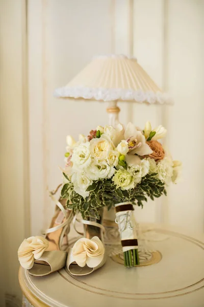 Lyx ivory skor och bruden juvel på bordet — Stockfoto