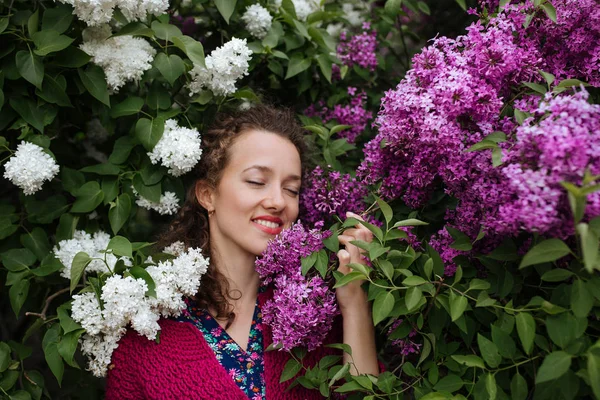 Woman around a lilac pink flowers tree in a spring garden — Stock Photo, Image