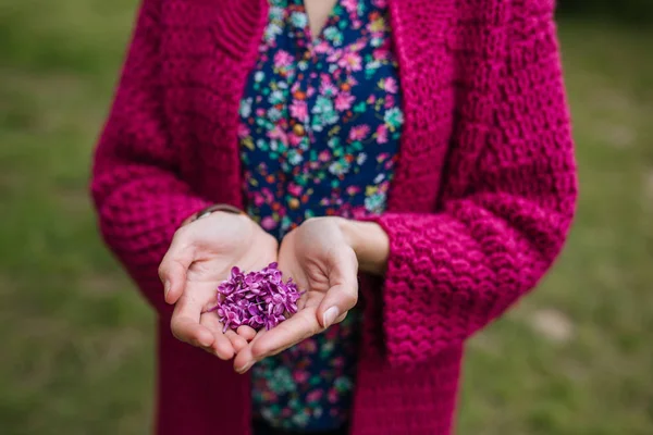 Woman around a lilac pink flowers tree in a spring garden — Stock Photo, Image