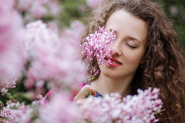 Woman around a lilac pink flowers tree in a spring garden — Stock Photo, Image