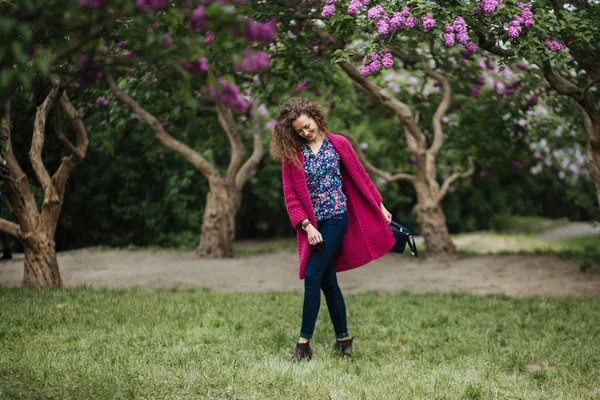 Woman around a lilac pink flowers tree in a spring garden — Stock Photo, Image