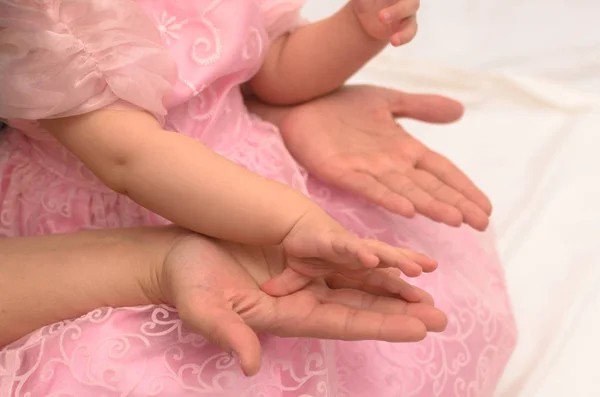 Мамы руки и руки ребенка . — стоковое фото