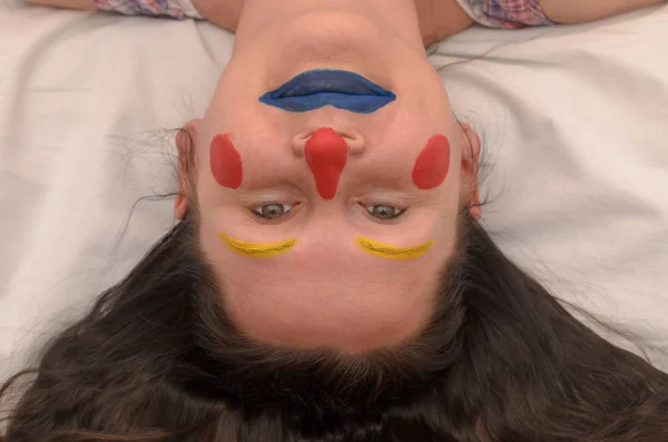 Nisan bir şakası kız bir palyaço ile yüz palyaçoluk.