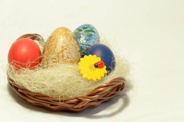 Hafif arka planda Paskalya yumurtaları