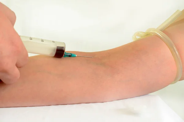 Kan örnekleme ve hafif bir arka plan üzerinde bir biyokimyasal laboratuvar analizi.