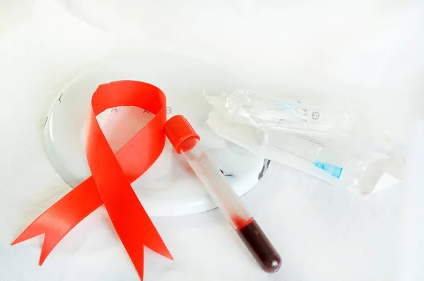 Kan örnekleme ve hafif bir arka plan üzerinde bir biyokimyasal laboratuvar analizi.