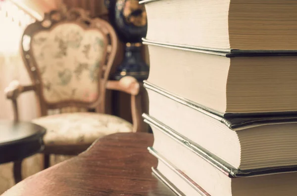 Bir tablo üzerinde kitap yığını. Vintage.