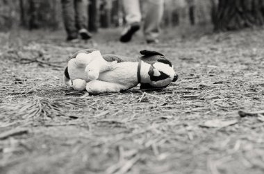 Kayıp çocuk. Terk edilmiş bir oyuncak. Yalnızlık. Siyah beyaz resim.