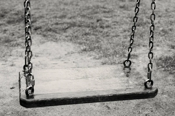 Balanços vazios. A Criança Perdida. Imagem em preto e branco . — Fotografia de Stock