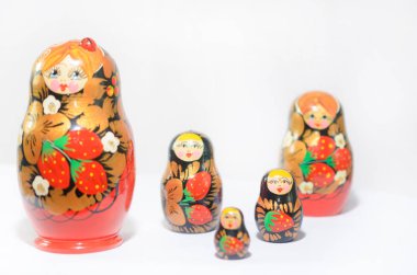 Hafif bir arka plan ve renkli bir arka plan üzerinde Rus matryoshkas.